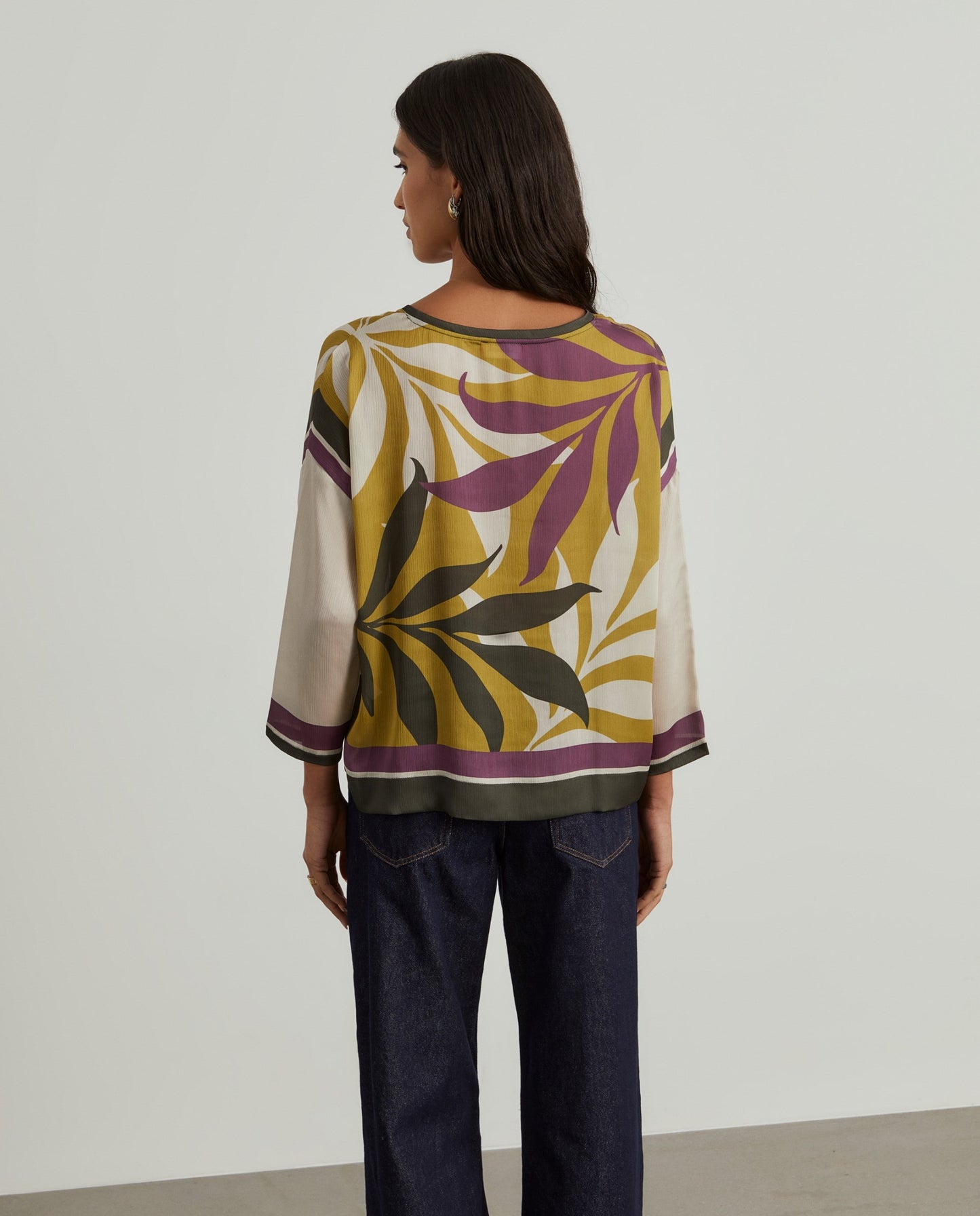 Blusa tropical con cuello en V